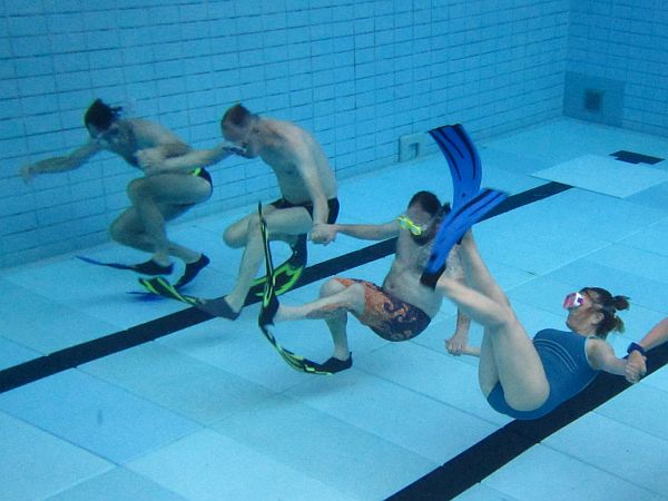 Koordinationsübungen im Wasser beim Tauchtraining vom TSC Karlsruhe im Schöneckbad